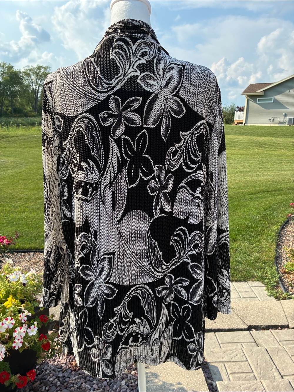 Notations Black and Cream Ribbed Floral Knit Top - Picture 4 of 12